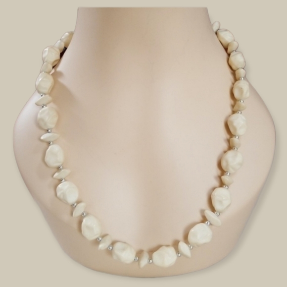 Vintage Mid Century Modern Chunky Beaded Necklace - Picture 15 of 16